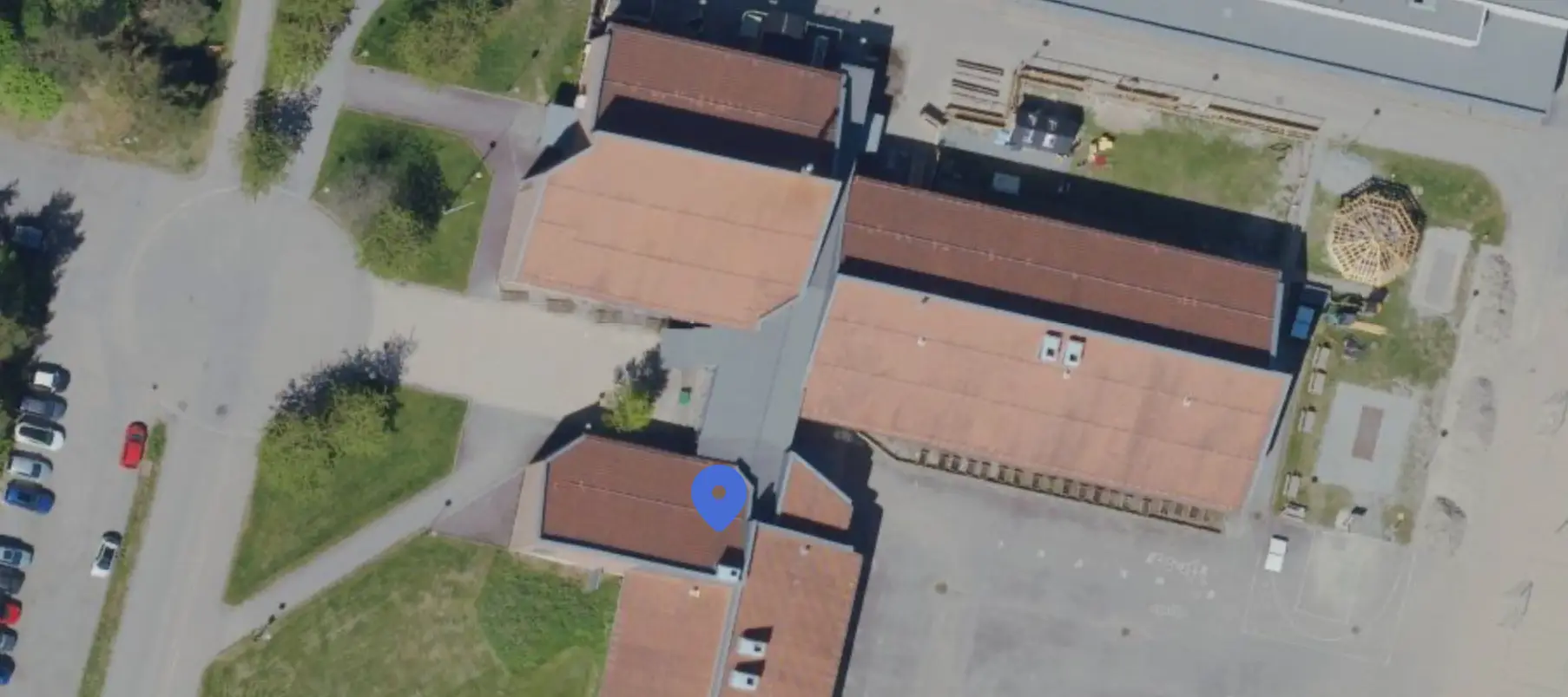 Tæruddalen skole med skolehagen sett fra lufta